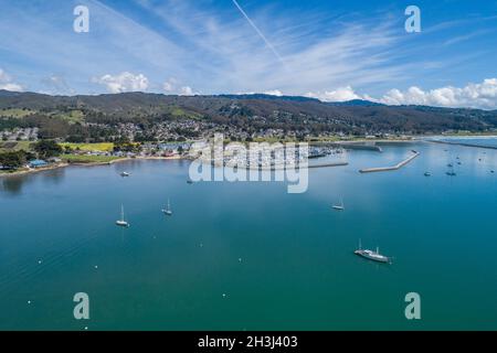 El Granada, Kalifornien. Pillar Point Harbor in Princeton. Boote und Yachten im Hintergrund. Indischer Ozean. Blauer Himmel. Stockfoto