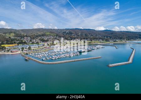 El Granada, Kalifornien. Pillar Point Harbor in Princeton. Boote und Yachten im Hintergrund. Indischer Ozean. Blauer Himmel. Stockfoto