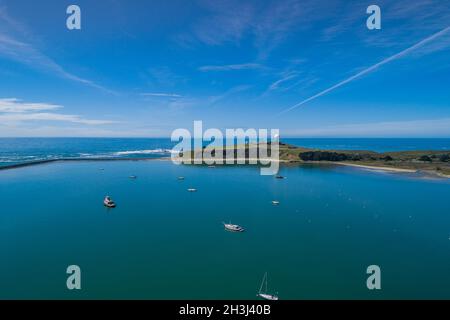 El Granada, Kalifornien. Pillar Point Harbor in Princeton. Boote und Yachten im Hintergrund. Indischer Ozean. Blauer Himmel. Stockfoto