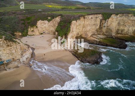 Shark Fin Cove. Einer der besten Strände in ganz Kalifornien. Stockfoto