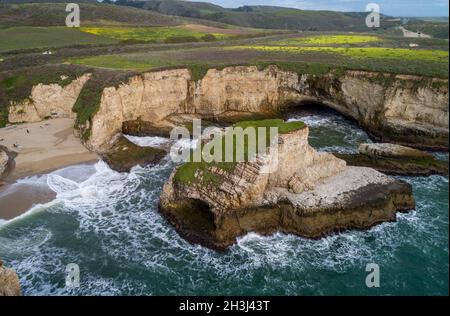 Shark Fin Cove. Einer der besten Strände in ganz Kalifornien. Stockfoto