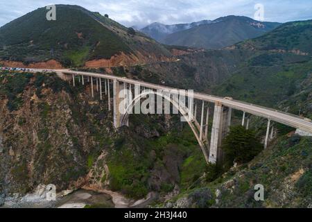 Die Bixby Creek Bridge, auch bekannt als Bixby Canyon Bridge, an der Küste von Big Sur in Kalifornien, ist eine der meistfotografierten Brücken Kaliforniens Stockfoto