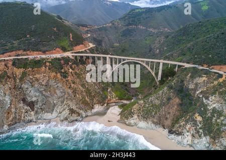 Die Bixby Creek Bridge, auch bekannt als Bixby Canyon Bridge, an der Küste von Big Sur in Kalifornien, ist eine der meistfotografierten Brücken Kaliforniens Stockfoto