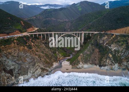 Die Bixby Creek Bridge, auch bekannt als Bixby Canyon Bridge, an der Küste von Big Sur in Kalifornien, ist eine der meistfotografierten Brücken Kaliforniens Stockfoto