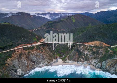 Die Bixby Creek Bridge, auch bekannt als Bixby Canyon Bridge, an der Küste von Big Sur in Kalifornien, ist eine der meistfotografierten Brücken Kaliforniens Stockfoto