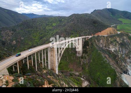 Die Bixby Creek Bridge, auch bekannt als Bixby Canyon Bridge, an der Küste von Big Sur in Kalifornien, ist eine der meistfotografierten Brücken Kaliforniens Stockfoto