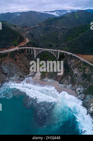 Die Bixby Creek Bridge, auch bekannt als Bixby Canyon Bridge, an der Küste von Big Sur in Kalifornien, ist eine der meistfotografierten Brücken Kaliforniens Stockfoto