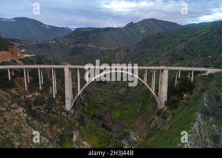 Die Bixby Creek Bridge, auch bekannt als Bixby Canyon Bridge, an der Küste von Big Sur in Kalifornien, ist eine der meistfotografierten Brücken Kaliforniens Stockfoto