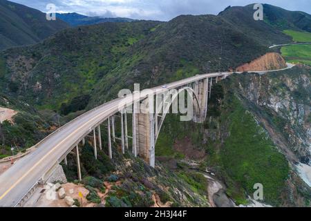 Die Bixby Creek Bridge, auch bekannt als Bixby Canyon Bridge, an der Küste von Big Sur in Kalifornien, ist eine der meistfotografierten Brücken Kaliforniens Stockfoto