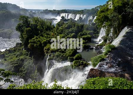 Die Iguzu-Wasserfälle an der Grenze zwischen Argentinien und Brasilien. Stockfoto