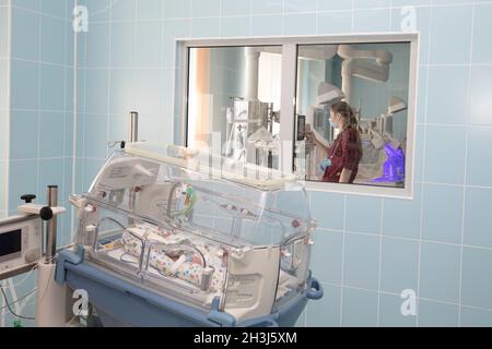 Ein neugeborenes Baby wird in einem Inkubator behandelt. Abteilung für Neugeborenenreanimation, Intensivstation für Frühgeborene. Stockfoto