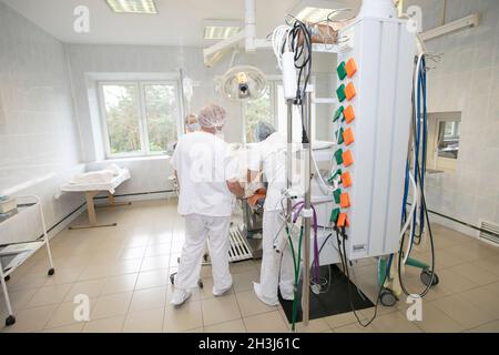 Weißrussland, die Stadt Gomil, 31. Mai 2021. Stadtkrankenhaus. Ärzte im Operationssaal mit einem Patienten. Stockfoto