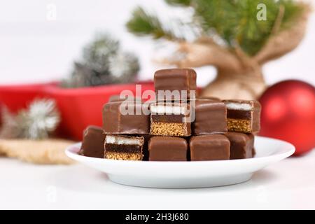 Traditionelle deutsche Süßwaren, genannt 'Dominosteine'. Weihnachtsbonbons bestehend aus Lebkuchen, Gelee und Marzipan-Schichten, die mit Schokoladenvereisung überzogen sind Stockfoto