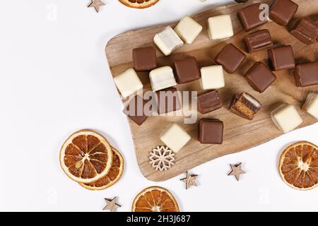 Deutsche Weihnachtsbonbons namens „Dominosteine“, bestehend aus Lebkuchen, Gelee und Marzipanschichten, die mit Schokoladeneisung bedeckt sind Stockfoto