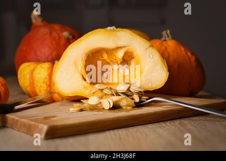 Entfernen des Kerns mit Samen aus Pattypan Squash Stockfoto