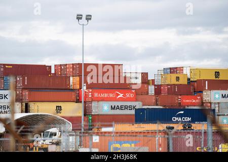 Washington, USA. Oktober 2021. Container werden im Hafen von Baltimore in Baltimore, Maryland, USA, am 26. Oktober 2021 gesehen. Quelle: Liu Jie/Xinhua/Alamy Live News Stockfoto