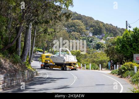 Bootstransport, Sea Ray Cruiser Motorboot auf der Rückseite eines LKW, der zu einem Yachthafen auf Pittwater, Sydney, Australien geliefert wird Stockfoto