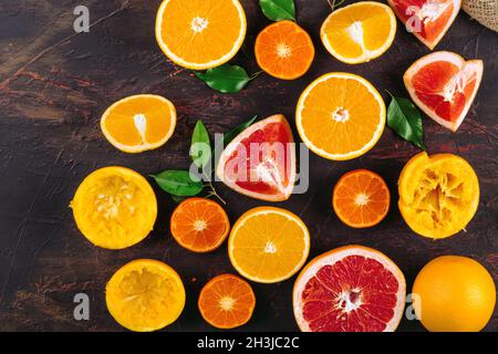 In Scheiben geschnittene Zitrusfrüchte saftig auf dem Tisch aus nächster Nähe Stockfoto