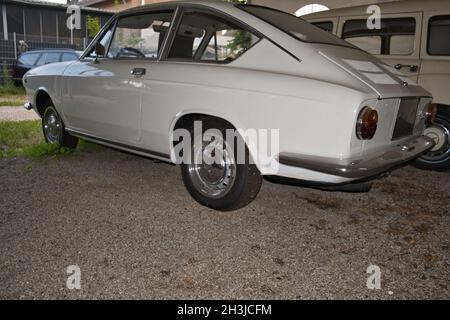 51143 KÖLN, DEUTSCHLAND - 25. Jul 2021: Seitenansicht eines Oldtimer Fiat 850 Coupé in Weiß in Köln Stockfoto