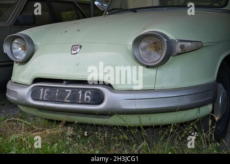 51143 KÖLN, DEUTSCHLAND - 25. Jul 2021: Frontansicht eines seltenen französischen Oldtimers der Marke Panhard & Levassor in Köln, Deutschland Stockfoto