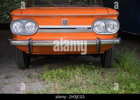 51143 KÖLN, DEUTSCHLAND - 25. Jul 2021: Vorderansicht einer Oldtime der Marke NSU TT in orange in Köln Stockfoto