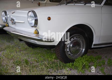 51143 KÖLN, DEUTSCHLAND - 25. Jul 2021: Eine Aufnahme eines Oldtimer Fiat 850 Coupé in Weiß in Köln Stockfoto