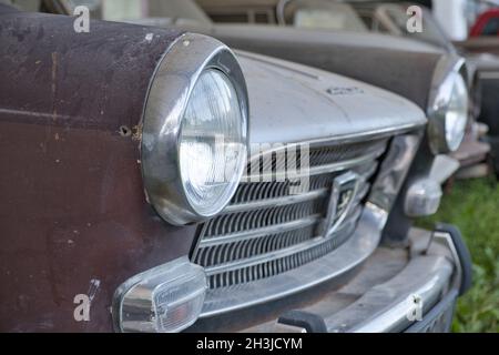 51143 KÖLN, DEUTSCHLAND - 25. Jul 2021: Eine Makroaufnahme eines Oldtimers der Marke Peugeot 404 in Farbe in Köln, Deutschland Stockfoto