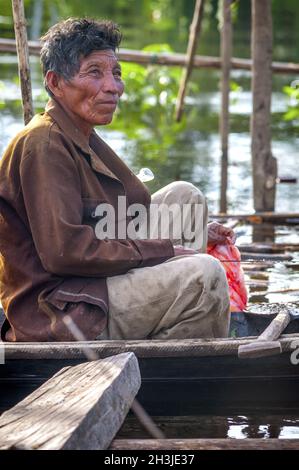 Amazonas, PERU - 28 Dez.: Unbekannter amazonischen indigenen Mann Kochen Fisch über eine hölzerne Floß am 28. Dezember 2009, im Innenmin Stockfoto