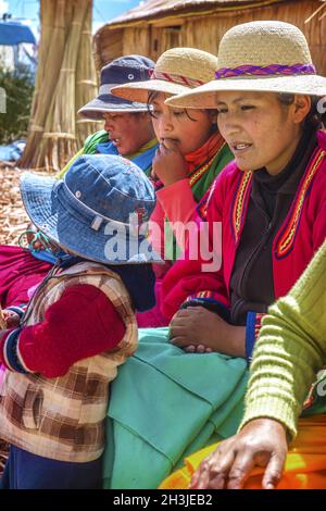 TITICACASEE, PERU - DEC 29: Indische Frauen ihre Waren feilbieten, auf ein Rohr Insel Uros im Titicaca-See, am 29. Dezember 2013 in Titicac Stockfoto