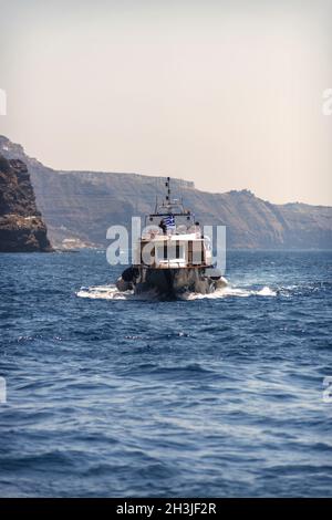 Santorin, Griechenland - 30 Juni: Touristische Schiffe im Hafen am 30. Juni 2014 in Santorini, Griechenland Stockfoto