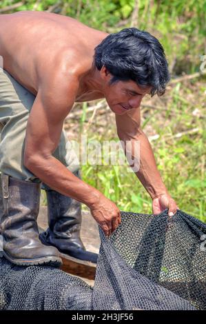 LORETO, PERU - 02. Januar: Unbekannten einheimischen Fischen im Fluss mitten im Amazonas-Regenwald, auf 2. Januar 2010 Stockfoto