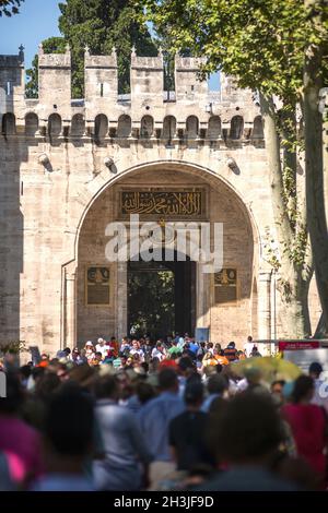 ISTANBUL, Türkei - Juli 07: Besucher im Topkapi-Palast am 7. Juli 2014, in Istanbul, Türkei Stockfoto