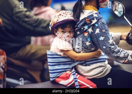 MEKONG-DELTA - 14 Juni: Unbekannte kleine Mädchen auf einem Motorrad mit ihrer Mutter am 14. Juni 2015 im Mekong Delta, Vietnam Stockfoto