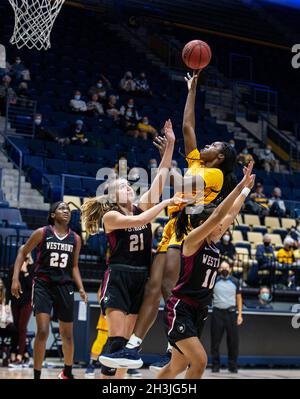 Hass Pavilion Berkeley Calif, USA. Oktober 2021. CA USA California Forward Ugonne Onyiah fährt während des NCAA Women's Basketball Spiels zwischen Westmont Warriors und den California Golden Bears in den Korb. Kalifornien gewann 81-62 beim Hass Pavilion Berkeley Calif. Thurman James/CSM/Alamy Live News Stockfoto