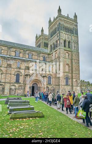 Geordnete Warteschlange für den Eintritt in die Kathedrale in Durham, England, um Luke Jerrams Mondmuseum zu sehen, oktober 2021. Stockfoto