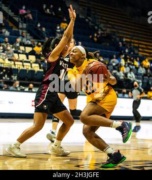 Hass Pavilion Berkeley Calif, USA. Oktober 2021. CA USA die kalifornische Garde Cailyn Crocker (22) fährt während des NCAA Women's Basketball-Spiels zwischen Westmont Warriors und den California Golden Bears zum Reifen. Kalifornien gewann 81-62 beim Hass Pavilion Berkeley Calif. Thurman James/CSM/Alamy Live News Stockfoto