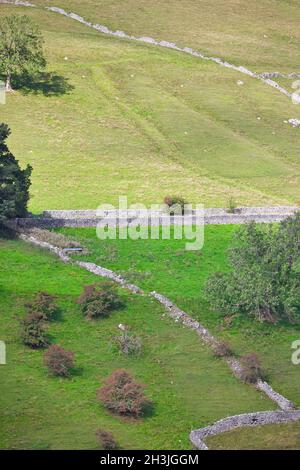 Zerklüftete Hügel mit traditionellen Trockenmauern, Wharfedale, Yorkshire Dales National Park, North Yorkshire, England Stockfoto