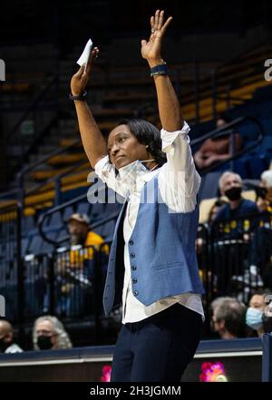 Hass Pavilion Berkeley Calif, USA. Oktober 2021. CA USA Kalifornien-Cheftrainer Charmin Smith reagiert auf einen officialÕs-Aufruf während des NCAA-Frauen-Basketballspiels zwischen Westmont Warriors und den California Golden Bears. Kalifornien gewann 81-62 beim Hass Pavilion Berkeley Calif. Thurman James/CSM/Alamy Live News Stockfoto