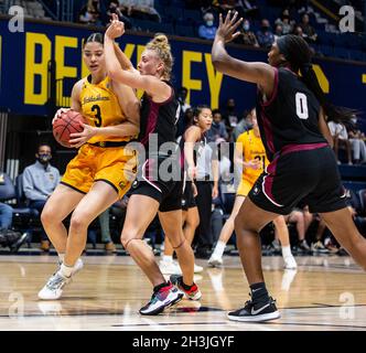 Hass Pavilion Berkeley Calif, USA. Oktober 2021. CA USA die kalifornische Wache Dalayah Daniels (3) fährt während des NCAA Women's Basketball-Spiels zwischen Westmont Warriors und den California Golden Bears zum Reifen. Kalifornien gewann 81-62 beim Hass Pavilion Berkeley Calif. Thurman James/CSM/Alamy Live News Stockfoto