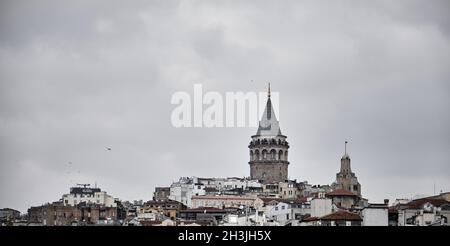 Der berühmte galata-Turm von istanbul wurde von istanbul bosporus fotografiert. Er wurde von genuesischen Matrosen für die Beobachtung des bosporus von konstantinopel errichtet. Stockfoto