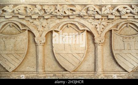 Mittelalterlicher Schild in Stein Wand Textur backgrouund Stockfoto