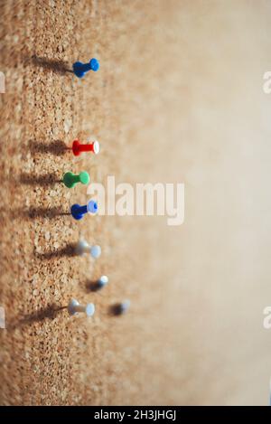 Gruppe von Reißzwecken auf Pinnwand geheftet. Textur-Hintergrund Stockfoto