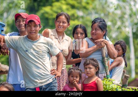 LORETO, PERU - 02. Januar: Unbekannten einheimischen posiert für die Kamera in einem kleinen Dorf mitten im Amazonas-Regenwald, auf Stockfoto