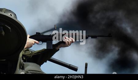 East Kirkby. Lincolnshire. LANC und Tanks. August 2021. Enactor feuert Waffen aus Panzerturm. Stockfoto