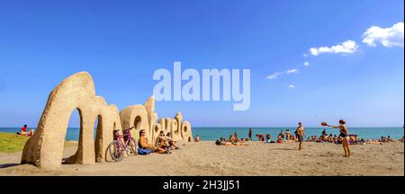 MALAGA, Spanien - 20 APRIL: Malagueta Strand Ortseingangsschild begrüßt die Besucher am 20. April 2009 in Malaga, Spanien. Stockfoto