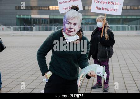 Berlin, Deutschland. Okt. 2021. Die Protesterin mit der Erika Steinbach Maske steckt Geld in ihre Pents. Berlin, Deutschland, am 29. Oktober 2021. (Foto: Michael Kuenne/PRESSCOV/Sipa USA) Quelle: SIPA USA/Alamy Live News Stockfoto