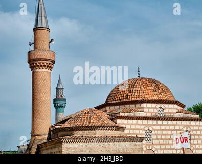 Nicaea (iznik), Bursa Türkei. Seyh kutbuddin und sein Sohn Grab aus roten Ziegeln Wand mit seinem Minarett mit grüner Moschee (yesil cami) Hintergrund Stockfoto