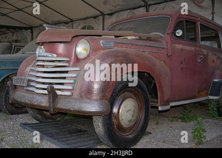 51143 KÖLN, DEUTSCHLAND - 25. Jul 2021: Eine Aufnahme eines Oldtimers der Marke Opel Olympia in Crimson in Köln Stockfoto