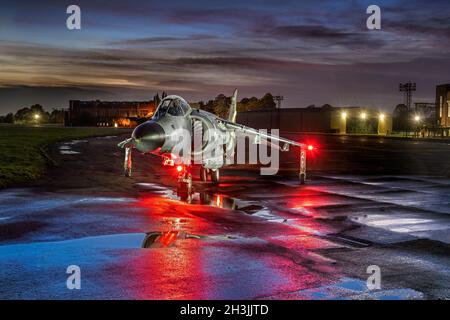 Royal Navy Sea Harrier FRS 2 von 801 Fluggeschwader bei Sonnenuntergang. Stockfoto