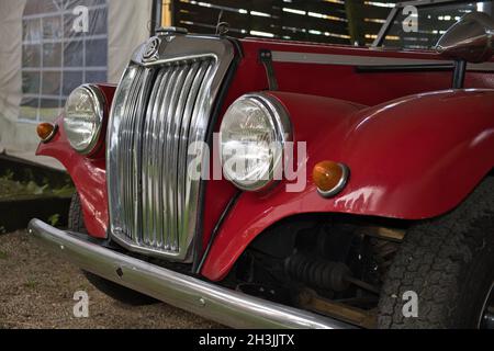 51143 KÖLN, DEUTSCHLAND - 25. Jul 2021: Eine Makroaufnahme eines Oldtimers der Marke MG TF in Rot in Köln Stockfoto